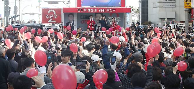 한동훈 국민의힘 비상대책위원장이 1일 오후 부산 해운대구 선셋비즈니스호텔 앞에서 열린 '국민의힘으로 해운대살리기' 지원유세에서 주진우 부산 해운대갑 후보, 김미애 부산 해운대을 후보와 함께 지지를 호소하고 있다. /뉴스1