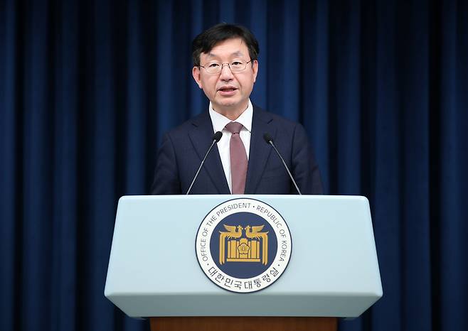 성태윤 정책실장이 지난달 17일 용산 대통령실 청사에서 민생토론회 관련 현안 브리핑을 하고 있다. /뉴스1