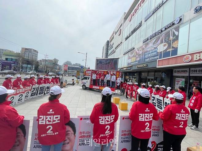 김진모(청주서원), 김수민(청주청원), 서승우(청주상당), 김동원(청주흥덕) 등 국민의힘 청주 지역 후보자들이 31일 충북 청주시 흥덕구 메가폴리스앞 광장에서 열린 합동유세에서 연설을 하고 있다. ⓒ데일리안 오수진 기자