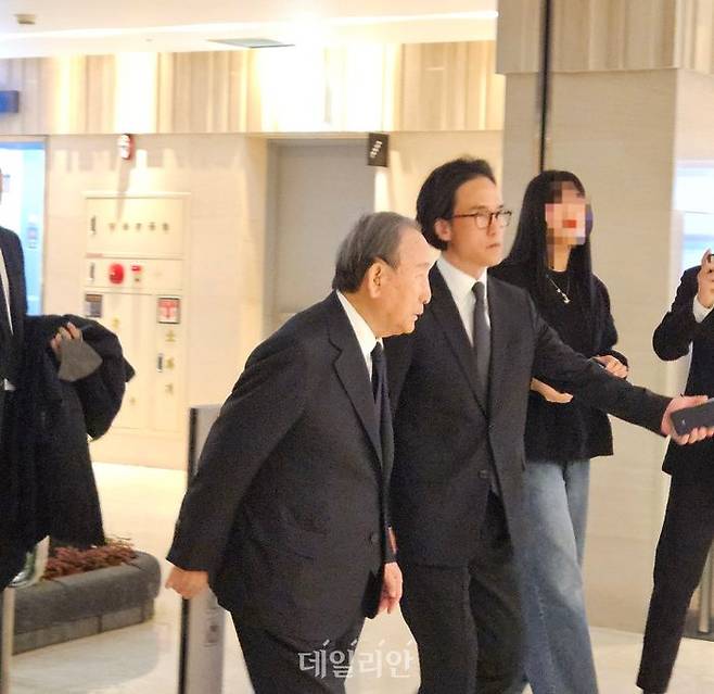 조양래 한국앤컴퍼니그룹 명예회장과 조현범 회장이 지난달 30일 서울 서대문구 신촌세브란스병원 장례식장에 마련된 고(故) 조석래 효성 명예회장의 빈소에 들어서고 있다. ⓒ데일리안 정진주 기자