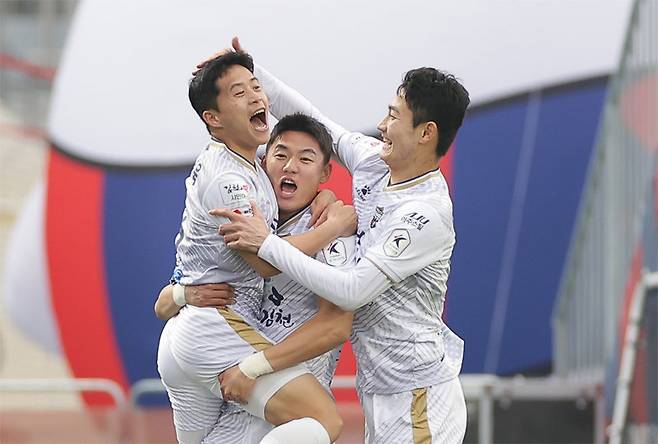 프로축구 K리그1 김천의 김현욱(왼쪽)이 지난달 30일 수원FC와의 4라운드 방문경기 전반 7분 선제골을 넣은 뒤 정치인(가운데), 이중민과 서로 끌어안으며 기뻐하고 있다. 한국프로축구연맹 제공