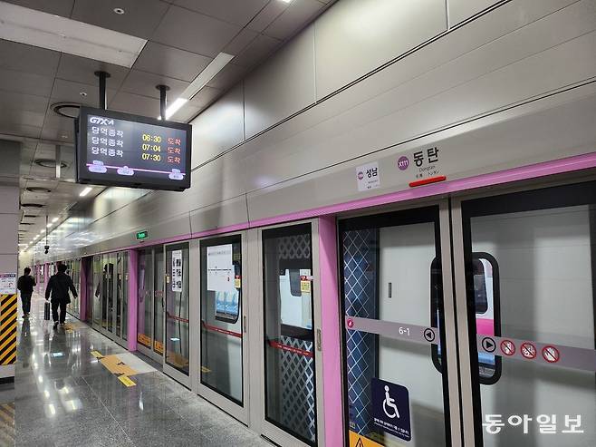 지난달 30일 개통한 수도권 광역급행철도(GTX) A노선 동탄역 플랫폼 전광판에 열차 출발 시각이 나와 있다. 배차 간격은 사람이 몰리는 평일 출퇴근 시간대에는 17분 수준이지만 주말이나 오후에는 최대 30분까지 벌어진다. 화성=오승준 기자 ohmygod@donga.com