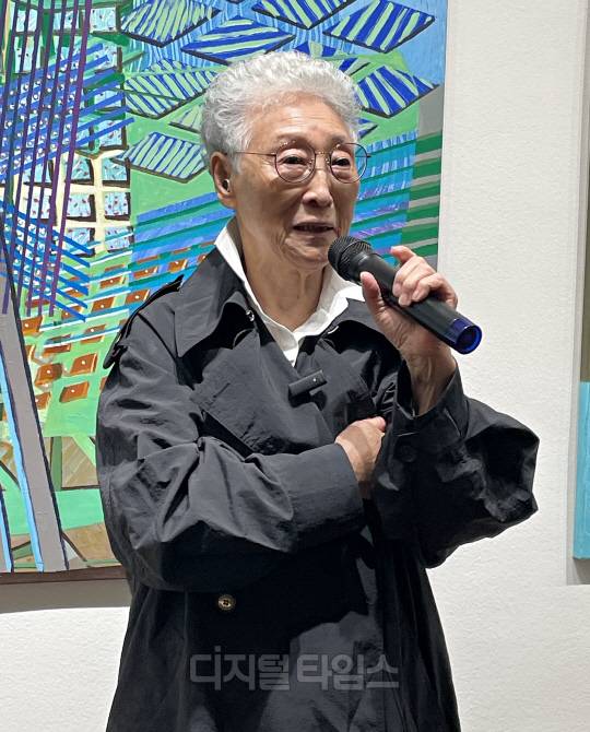 김윤신 작가가 지난달 19일 서울 종로구 국제갤러리에서 진행한 개인전 'Kim Yun Shin' 기자간담회에서 취재진의 질문에 답하고 있다. 사진=박은희 기자