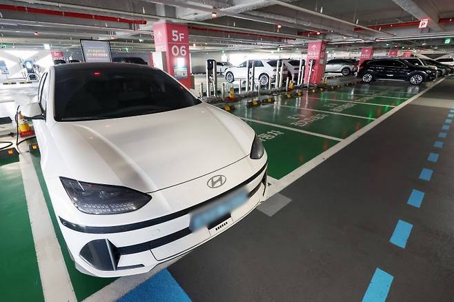 서울의 한 복합쇼핑몰 주차장에 마련된 전기차 충전소에서 전기차량들이 충전을 하고 있다. 뉴스1