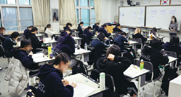 2024년 전국연합학력평가가 치러진 지난 3월28일 서울 강남구 개포고등학교 3학년 학생들이 시험을 준비하고 있다. 사진공동취재단
