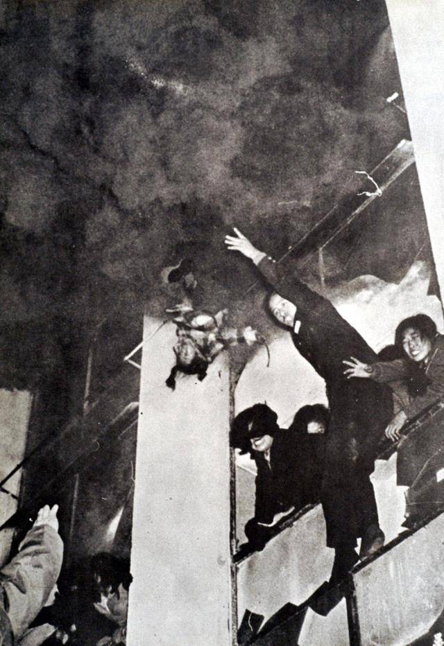 1972년 12월 2일 시민회관 대화재 당시 4층 회전 창문틀에 다리가 낀 채 매달려 있는 조수아양을 소방관이 구출하고 있다. 이 사진은 당시 계엄으로 보도되지 못하다가 2개월 후에야 햇빛을 보았다. 그해 세계 보도사진전에서 은상을 수상했다.