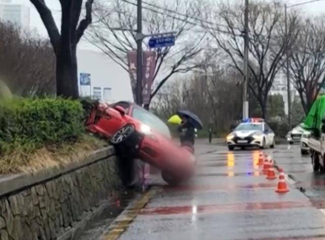 지난 28일 오전 10시쯤 광주 북구 신안동 편도 3차선 도로에서 포르쉐가 인도로 돌진하는 사고를 내 경찰이 수사에 나섰다. kbc뉴스 캡처