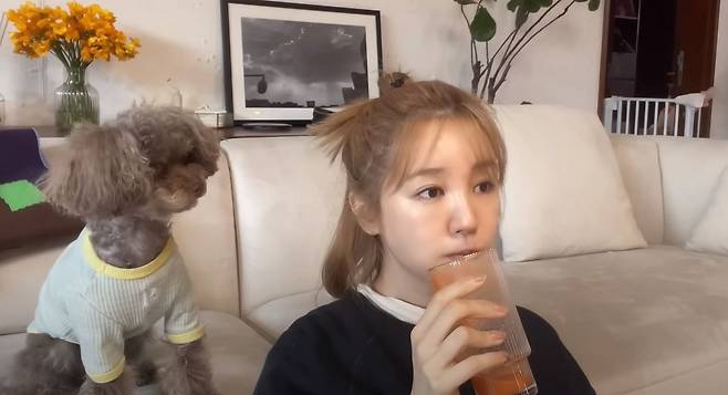배우 윤은혜(39)가 아침마다 CCA 주스를 먹는다고 밝혔다./사진=유튜브 채널 ‘윤은혜의 EUNHYELOGIN’ 캡처
