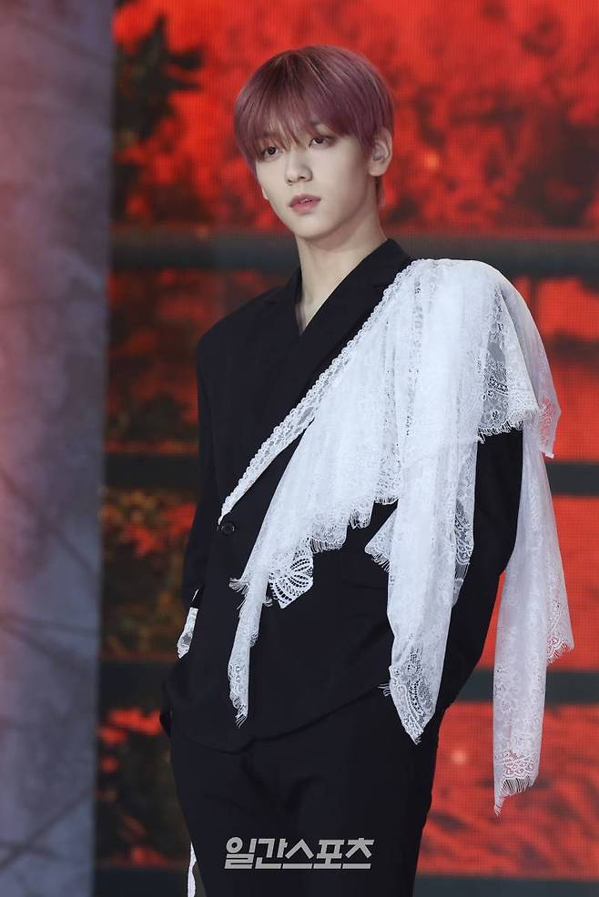 그룹 투모로우바이투게더(TXT) 수빈이 1일 오후 서울 성북구 고려대학교 서울캠퍼스 화정체육관에서 열린 미니 6집 'minisode 3: TOMORROW' 발매 기념 쇼케이스에 참석해 포즈를 취하고 있다. 타이틀곡 'Deja Vu'(데자뷔)는 트랩의 하위 장르인 레이지와 이모 록이 결합된 팝 스타일의 곡이다. 서병수 기자 qudtn@edaily.co.kr /2024.04.01/