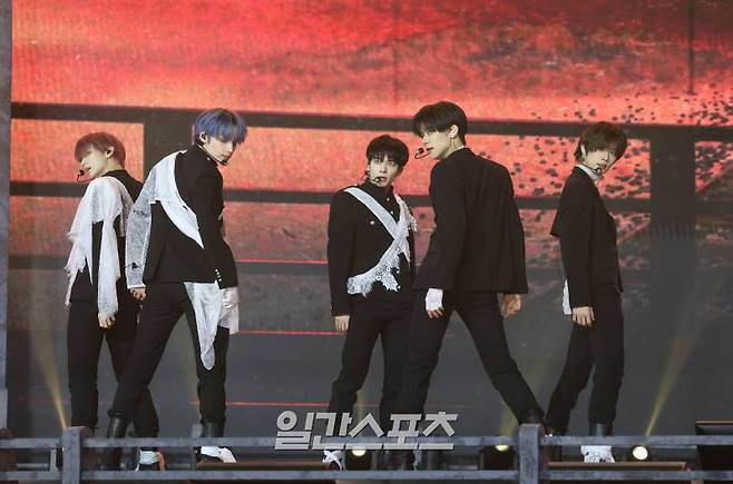 그룹 투모로우바이투게더(TXT) 수빈, 휴닝카이, 범규, 연준, 태현이 1일 오후 서울 성북구 고려대학교 서울캠퍼스 화정체육관에서 열린 미니 6집 'minisode 3: TOMORROW' 발매 기념 쇼케이스에 참석해 타이틀곡 무대를 선보이고 있다. 타이틀곡 'Deja Vu'(데자뷔)는 트랩의 하위 장르인 레이지와 이모 록이 결합된 팝 스타일의 곡이다. 서병수 기자 qudtn@edaily.co.kr /2024.04.01/