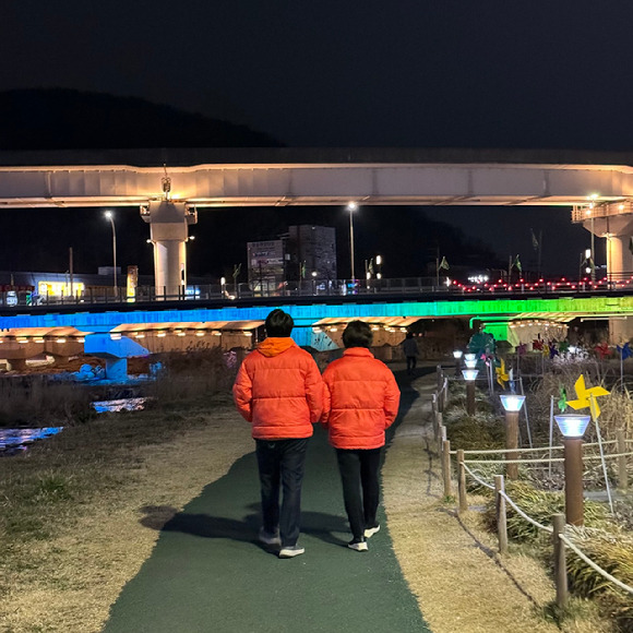 이준석 개혁신당 대표와 양향자 원내대표가 21일 밤 경기 용인시 경안천을 함께 걷고 있다. [사진=개혁신당 제공]
