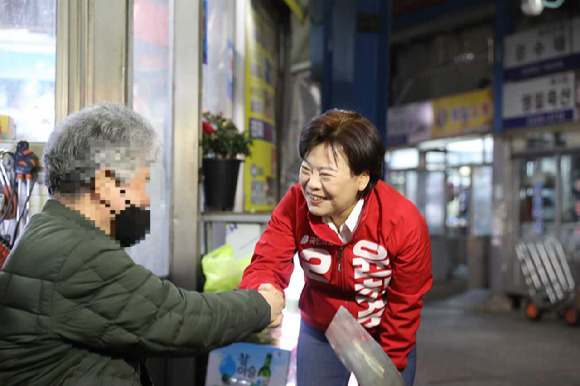 4·10 총선 서울 중·성동갑 윤희숙 국민의힘 후보가 주민들과 인사하고 있다. [사진=윤희숙 캠프]