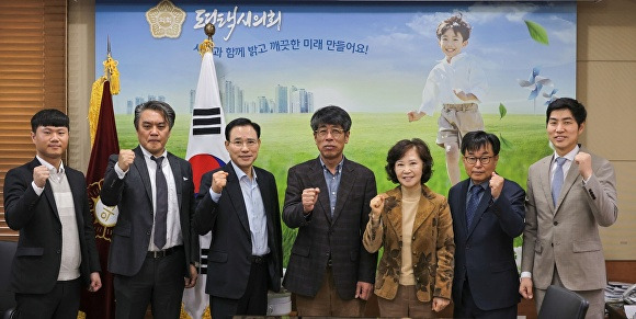 오늘 시의회 의장실에서 2023회계연도 결산검사위원을 위촉식을 마치고 기념 촬영을 하고 있다. [사진=평택시의회]