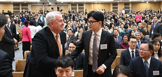 한동훈 국민의힘 비대위원장과 인요한 선거대책위원장이 31일 서울 강동구 명성교회에서 열린 부활절 연합예배에 참석해 인사하고 있다. 대통령실사진기자단