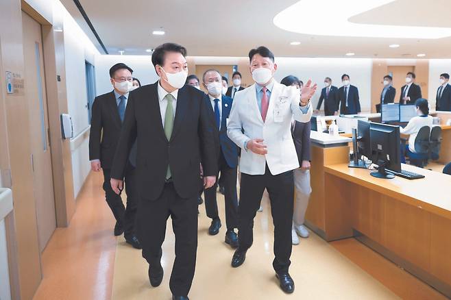 윤석열 대통령이 1일 대전 유성구 유성선병원을 방문해 김의순 병원장과 수술참관실로 이동하고 있다. 사진 대통령실