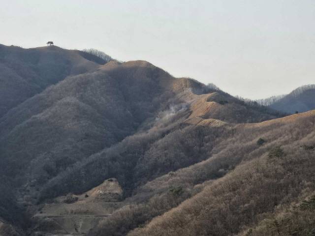 ▲ 1일 오후 1시 7분쯤 홍천군 남면 화전리 인근 야산에서 군부대 사격 훈련도중 산불이 발생해 군부대·소방당국은 헬기 4대와 장비 4대, 인력 12명을 투입해 화재 발생 5시간 30여분만인 이날 오후 6시 40분쯤 진화를 완료했다.