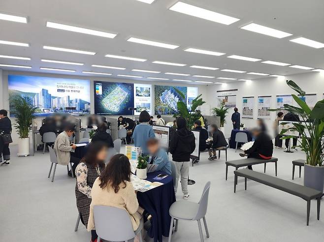 공공지원 민간임대주택인 '양산 사송 롯데캐슬' 홍보관에서 고객들이 상담을 받고 있다. / 사진=롯데건설