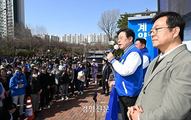 이재명 더불어민주당 대표가 지난달 31일 인천 계양구에서 이기영 배우와 함께 선거 유세를 하고 있다. 박민규 선임기자
