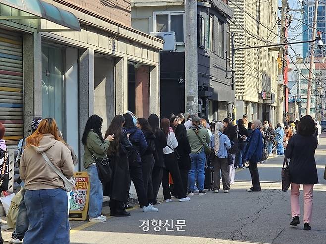 방탄소년단 멤버 제이홉의 팝업스토어가 열리는 서울 성동구 성수동 한 스튜디오 인근에 긴 줄이 늘어서있다. 김경민 기자