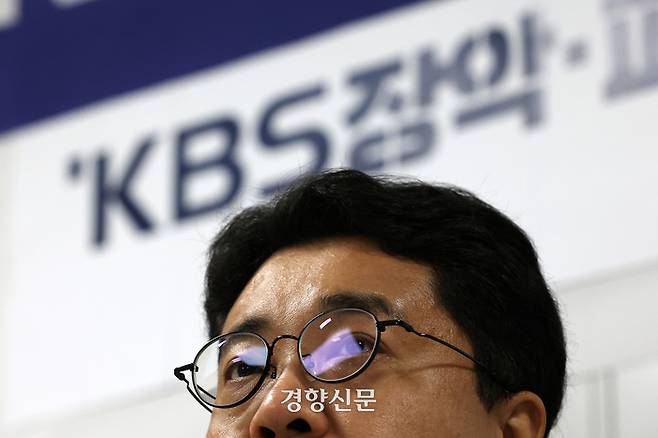 박상현 전국언론노동조합 KBS본부장이 1일 서울 영등포구 KBS언론노조 본부 대회의실에서 열린 ‘KBS 장악·파괴’ 문건 진실규명 촉구 및 관계자 처벌 긴급 기자회견에 앞서 생각에 잠겨 있다.