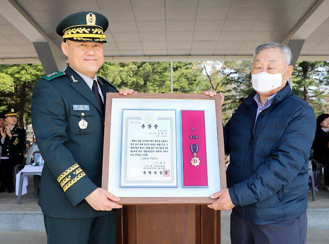 한기성 25사단장이 장남 고 이형곤 이등상사(중사)의 화랑무공훈장을 유가족에게 전수하고 있다. 육군 제공