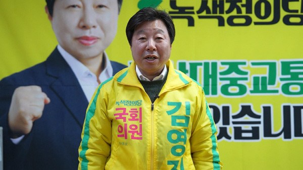 녹색정의당 김영진 후보가 원포인트공약을 설명하고 있다. 박혜원PD