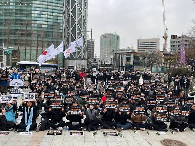 전세사기·깡통전세 피해자 전국대책위원회, 전세사기·깡통전세 문제 해결을 위한 시민사회대책위원회는 지난 2월24일 서울 종로 보신각 일대에서 ‘전세사기피해자 1주기 추모문화제’를 개최했다. 민달팽이 유니온