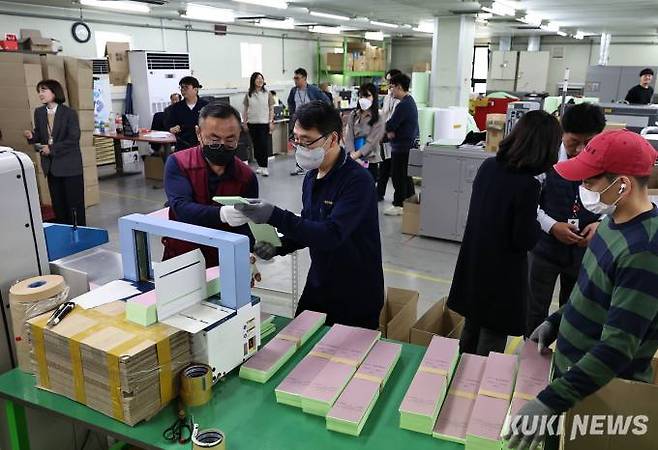 제22대 국회의원 선거를 9일 앞둔 1일 오후 경기 안양시의 한 인쇄업체에서 투표용지를 인쇄하고 있다.
