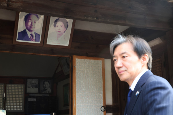 조국 조국혁신당 대표가 31일 경남 거제시의 김영삼(YS) 전 대통령 생가를 찾아 김 전 대통령 부부 사진이 걸려 있는 마당을 지나고 있다. 조 대표는 방명록에 ‘군사독재에 맞서 싸우셨던 용기와 하나회를 척결하셨던 결기, 가슴에 새기며 검찰 독재정권과 싸우겠습니다’라고 적었다. 연합뉴스