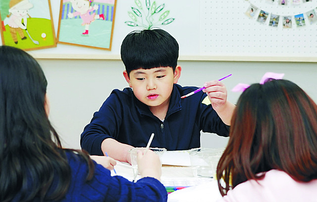 부산 문현초 1학년 장주연군이 지난 27일 늘봄학교 오후 프로그램인 미술특강에 참여하고 있다. 문현초 제공