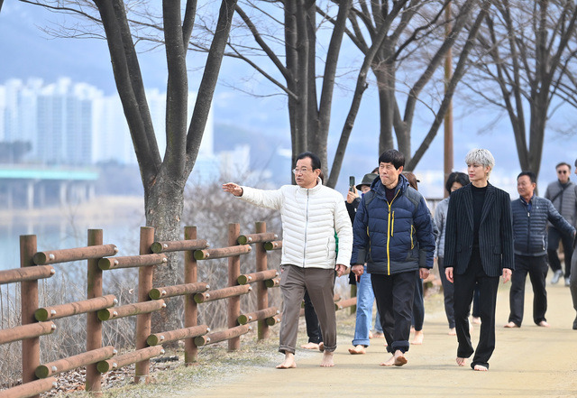 ‘제2회 하남시민 맨발걷기 대회’가 오는 6일 오후 2시 경기 하남시 미사 한강 모랫길에서 진행된다. 사진은 지난 2월 이현재 하남시장이 보이그룹 아이콘 멤버 송윤형씨와 함께 미사 한강 모랫길을 걸으며 점검하는 모습. 하남시 제공