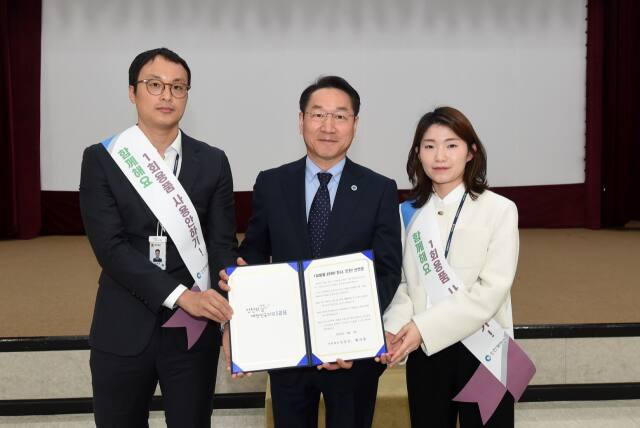 유정복 인천시장이 1일 오전 인천시청 대회의실에서 열린 ‘4월 직원 월례조회’에서 ‘1회용품 ZERO 청사 인천!’ 선언문을 전달받고 있다. 시 제공