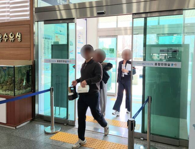 1일 오후 1시께 인천 남동구 인천시청 민원동으로 공무원들이 1회용품에 담긴 음료를 들고 들어오고 있다. 인천시는 이날부터 공공청사 안 1회용품 반입 및 사용 금지를 선언했다. 황남건기자