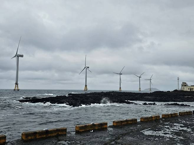 비바람이 강하게 불었던 지난 28일 제주도 제주시 탐라해상풍력발전소 내 해상풍력 발전 설비가 전력을 생산하고 있다. [사진 = 이진한 기자]