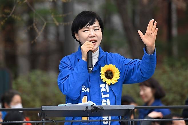 전현희 더불어민주당 중구성동구 갑 후보가 28일 왕십리역 광장에서 시민들을 향해 지지를 호소하고 있다. 2024.3.28 [한주형 기자]