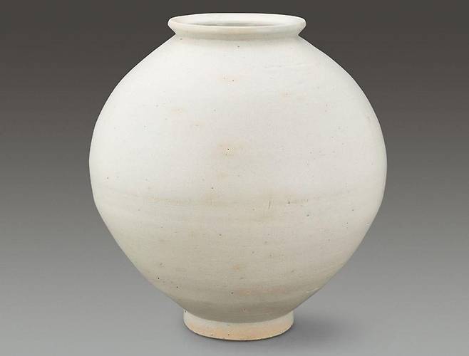 34억원에 낙찰된 달항아리 [사진출처=서울옥션]