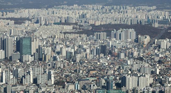 (서울=뉴스1) 장수영 기자 = 30일 오후 서울 송파구 롯데월드타워 전망대에서 바라본 아파트 단지의 모습.   국토교통부가 이날 발표한 '10월 주택 통계'에 따르면 전국 미분양 주택 수는 전월 5만9806가구 대비 2.5% 감소한 5만8299가구로 나타났다.   10월 주택 매매량(신고일 기준)은 총 4만7799건으로 전월 4만9448건 대비 3.3% 감소했고, 전년 동월 3만2173건 대비 48.6% 증가했다. 2023.11.30/뉴스1  Copyright (C) 뉴스1. All rights reserved. 무단 /사진=(서울=뉴스1) 장수영 기자