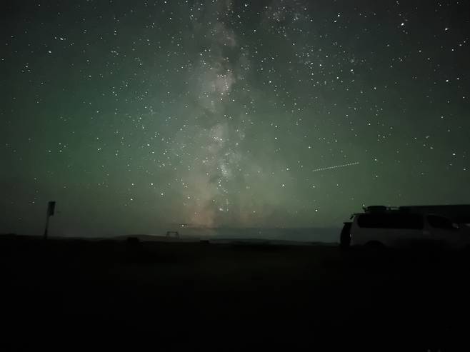 몽골에서 촬영한 밤하늘에 스타링크의 위성이 지나는 모습(스타링크 트레인)이 포착됐다. 스타링크는 대표적인 위성인터넷 서비스 사업자로 현재 약 6000여개의 위성을 지구 저궤도에 띄우고 있다. /사진=배한님 기자