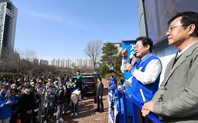 제22대 총선 인천계양을에 출마한 이재명 더불어민주당 대표가 인천에서 TV토론에 이어 지원 유세에 나설 예정이다. 사진은 지난 31일 오후 인천 계양구 서운동성당 앞에서 시민들에게 지지를 호소하고 있는 이재명 대표와 배우 이기영. /사진= 뉴스1
