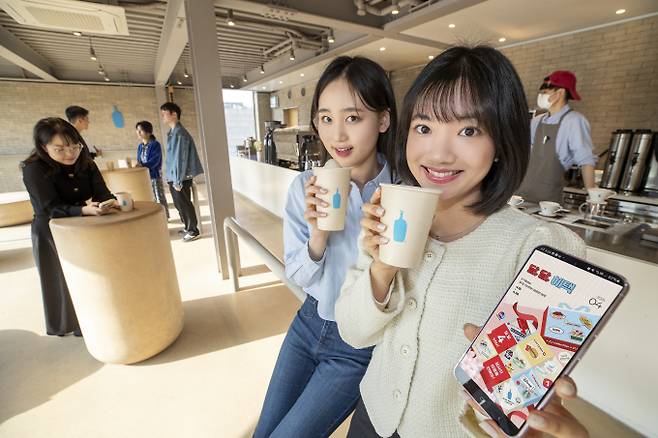 KT가 ‘달.달.혜택’, ‘Y포차’, ‘달.나.라 티켓’ 등 모든 등급에서 사용 가능한 4월 멤버십 프로모션 혜택을 1일 공개했다. 사진은 KT 모델들이 서울 삼청동 블루보틀 삼청 카페에서 KT 멤버십 ‘달.달.혜택’ 4월 프로모션을 소개하고 있는 모습. /사진=KT