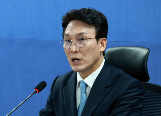 김민석 더불어민주당 상황실장이 지난달 25일 오전 서울 여의도 국회 의원회관에서 열린 기자간담회에 참석해 발언하고 있다. 뉴시스