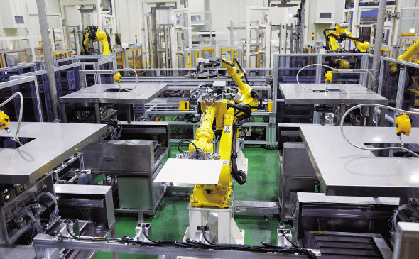 두산퓨얼셀 익산공장에서 산업용 로봇이 수소연료전지의 핵심인 셀 스택을 만들고 있다. [두산퓨얼셀 제공]
