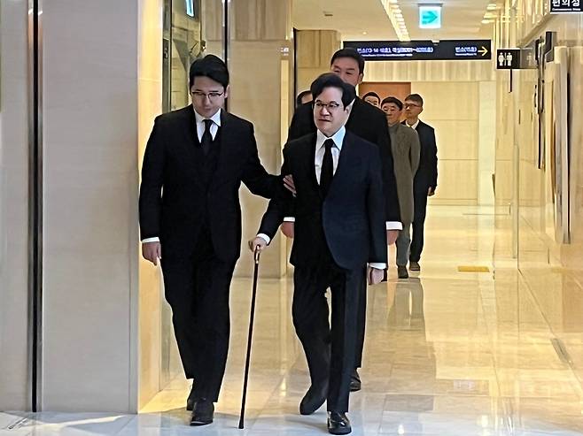 이재현(오른쪽) CJ그룹 회장이 1일 오전 서울 신촌세브란스병원 장례식장에 마련된 고 조석래 효성그룹 명예회장 빈소를 찾았다. [공동취재단]