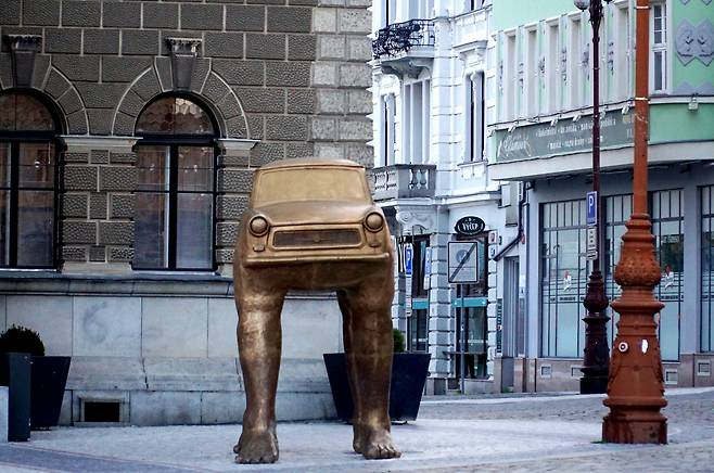 리베레츠 공산주의 탈출의 상징 ‘발 달린 차’