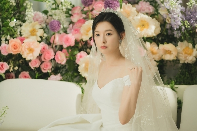 ‘눈물의 여왕’에서 재벌가 장녀 홍해인을 연기하는 김지원(tvN 제공)