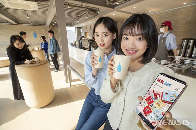 [서울=뉴시스]KT는 '달.달.혜택', 'Y포차', '달.나.라 티켓' 등 모든 등급에서 사용 가능한 4월 멤버십 프로모션 혜택을 1일 공개했다.사진은 KT 모델들이 서울 삼청동 블루보틀 삼청 카페에서 KT 멤버십 '달.달.혜택' 4월 프로모션을 소개하고 있는 모습. (사진=KT 제공)
