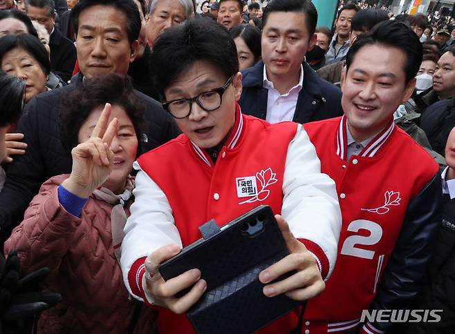 [보령=뉴시스] 조성봉 기자= 한동훈 국민의힘 비상대책위원장과 장동혁 후보가 22일 오전 충남 보령 중앙시장에서 시민들과 셀카를 찍고 있다. (공동취재)2024.03.22. photo@newsis.com