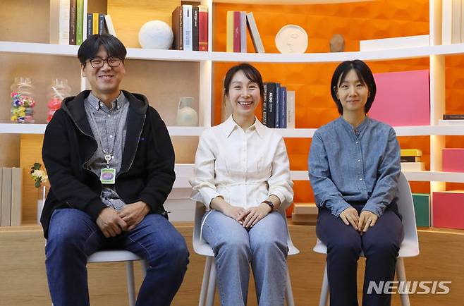 [고양=뉴시스] 김혜진 기자 =  EBS 음악방송 '스페이스 공감'의 안상민 촬영감독(왼쪽부터), 황정원 PD, 김효정 작가가 지난 28일 오후 경기 고양시 일산동구 EBS에서 뉴시스와 인터뷰에 앞서 포즈를 취하고 있다. 2024.04.01. jini@newsis.com