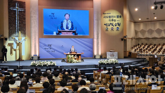 ▲예수님의 부활을 축하하는 부활절 연합예배가 청주상당교회에서 열린 가운데 손석원 대구 샘깊은교회 담임목사가 설교를 하고 있다 ⓒ프레시안(김규철)