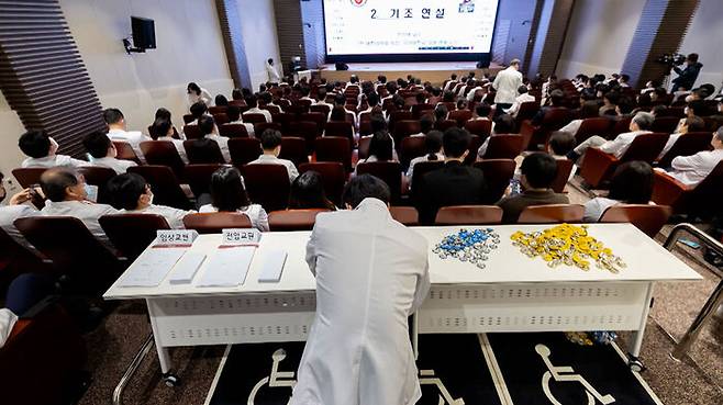 지난 3월 25일 서울 고려대학교 안암병원에서 열린 '고려대학교 의료원 교수 총회'에 참석한 교수가 사직서를 작성하고 있다.